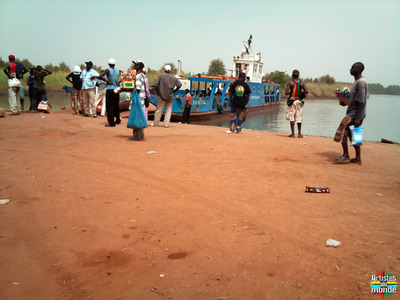 Bac sur le fleuve Gambie