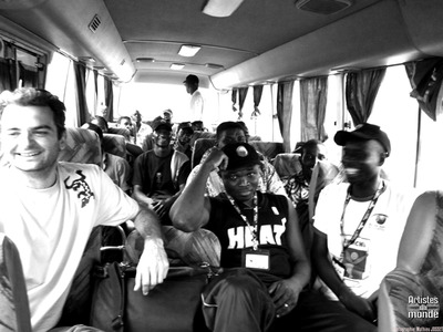 Le bus hilare sous escorte militaire en Casamance