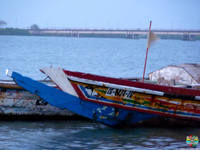 Pirogue  Ziguinchor avec en fond le pont Emile Badiane