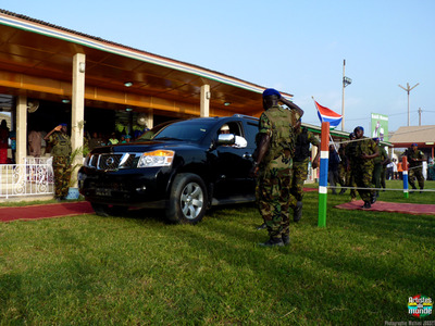 Yahia Jammeh au volant de son vhicule