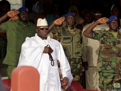 Yahya Jammeh pendant l'hymne officiel