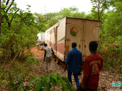 Descente du Camion-Podium  travers les bois