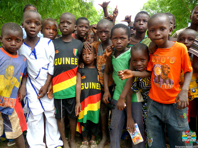 Les enfants de Guine disent au revoir  la caravane