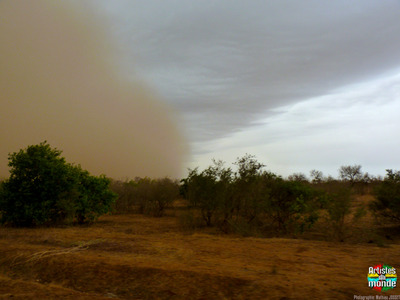 Entre dans la tempte de sable