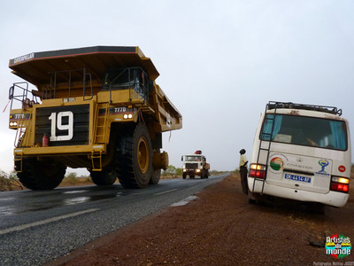 Camion des mines, occupant toute la route